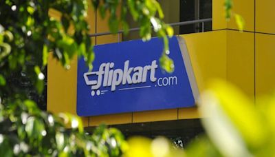 Flipkart customer orders Rs 1.5 lakh iPhone via cash on delivery, kills delivery agent