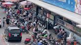屏東東港黑鮪魚季湧大量遊客 警方加強勸離與取締違停車輛
