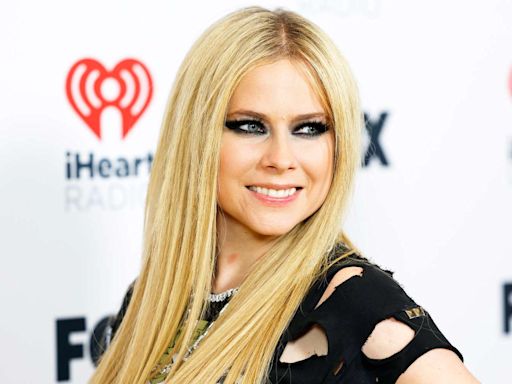 Avril Lavigne Says She's 'F---ing Awesome' in a Relationship: 'I Would Date Me'