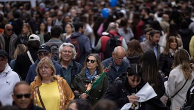 La celebración de Sant Jordi arranca con las calles de Barcelona abarrotadas pese al frío