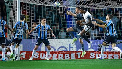 Análise | Corinthians poupa, mostra repertório curto, mas bate Grêmio nos pênaltis e avança na Copa do Brasil