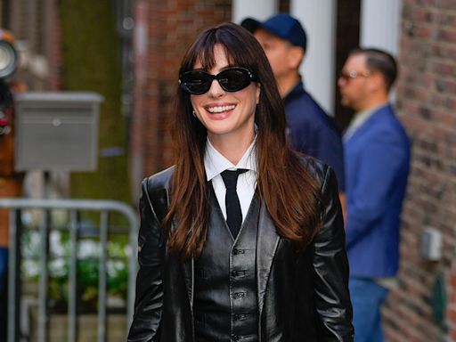 Anne Hathaway arriesga con un traje de chaqueta de cuero y tacones asimétricos por Nueva York