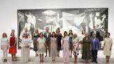 Las parejas de los mandatarios contemplan el “Guernica” en el Reina Sofía