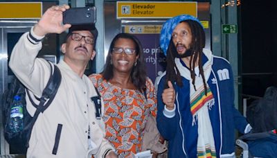 Julian Marley, filho de Bob Marley, posa com fãs ao deixar o Brasil