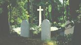 Il refuse un plan à trois dans un cimetière et signe sans le savoir son arrêt de mort