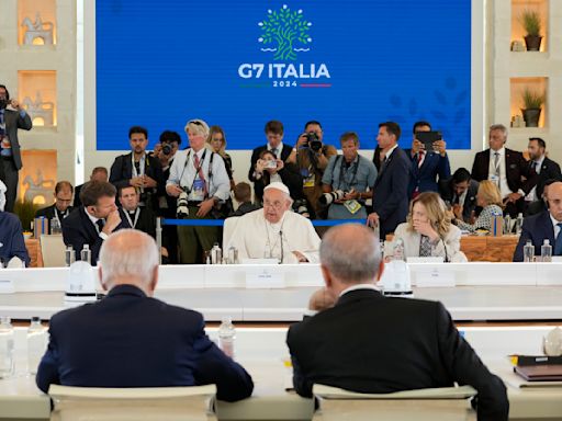 Francisco se convierte en primer papa en asistir a cumbre del G7; advierte sobre peligros de la IA