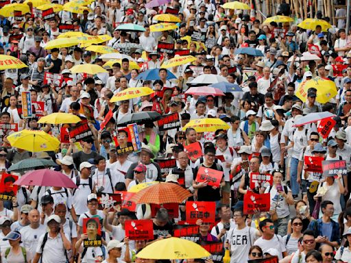 Can sun umbrellas ever become fashionable again in America?