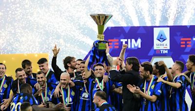 Inter recibe su trofeo de campeón tras empate de trámite ante Lazio