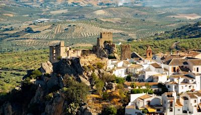 El pueblo de Córdoba situado en un parque natural que es de los más bonitos de España: un castillo y una impresionante cueva