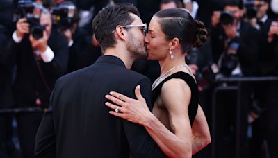Pierre Niney et Natasha Andrews s'offrent un baiser passionné sur le tapis rouge du Festival de Cannes
