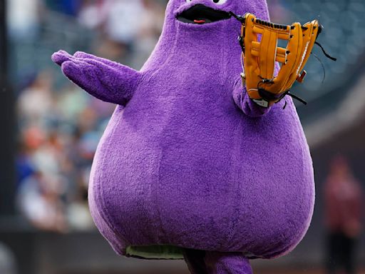 Grimace threw out the first pitch at a Mets game. What came next has people going crazy for him