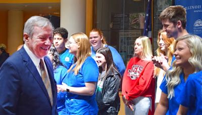 Sen. Durbin visits Illinois College to deliver nursing grant