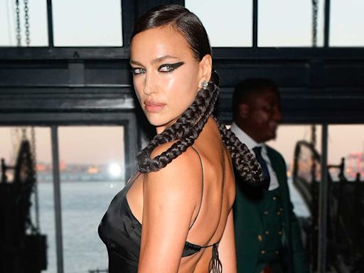 Irina Shayk impacta con su look más rompedor en Nueva York: ahumado extremo y trenzas XL