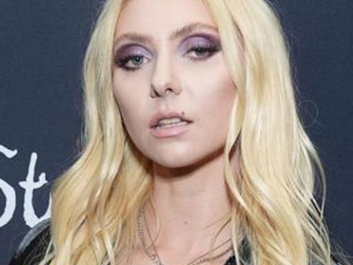 ‘Gossip Girl’s’ Taylor Momsen Goes Topless On Red Carpet, Shows Off Toned Abs - E! Online