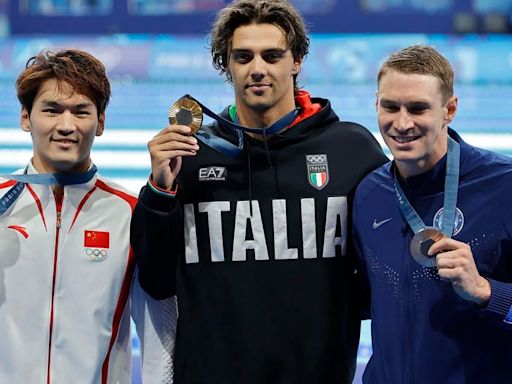 Un nadador ganó una medalla en los Juegos Olímpicos y su esposa lo sorprendió con un especial mensaje desde la tribuna