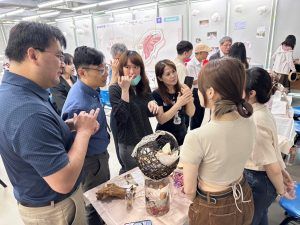 《 The Timeless Bond-永恆樞紐》吸睛 中國醫藥大學藥用化妝品學系畢業展 | 蕃新聞