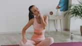 Tres posturas de yoga que te ayudan a relajar el cuello y los hombros