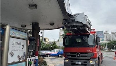 桃園雲梯車擦撞加油站屋頂！疑閃車釀禍 粗估百萬維修費恐飛了