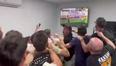 La felicidad de los jugadores del Mérida por asegurar la permanencia tras el empate del Málaga: "¡Ha marcado el portero!"