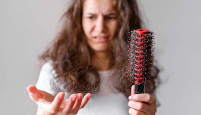 Queda de cabelo: principais causas, cuidados essenciais e tratamento