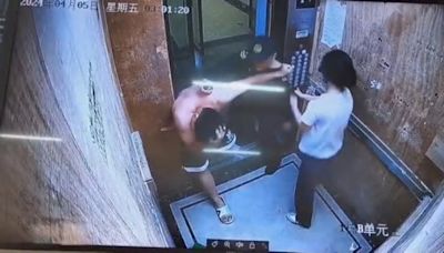赤膊男電梯內毆打女友 被保安制止再動粗反被暴揍｜有片