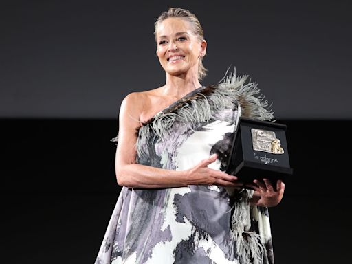 Sharon Stone, impresionante en el homenaje a su trayectoria del Festival de Cine de Taormina, con derroche de sensualidad y ‘glamour’