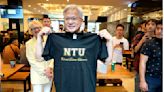 黃仁勳驚喜現身台大秒被學生包圍 校長送NTU T-SHIRT他開心比量 | 科技 - 太報 TaiSounds