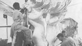 Una escena mitológica, un pedido oficial y tres desnudos: la historia de una escultora elogiada y censurada
