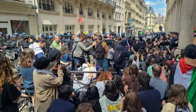 Policías entran a la Universidad de París para expulsar a estudiantes pro Palestina