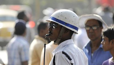 Amid growing menace of mob violence in Calcutta, traffic constable saves man from attack