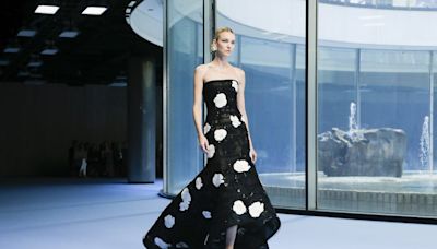 Volúmenes y lunares en Carolina Herrera