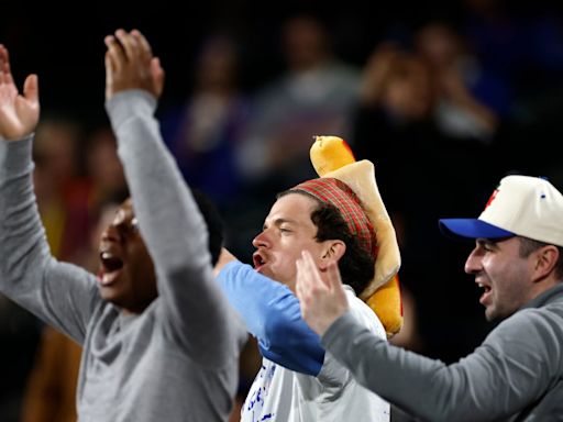 New York Mets fan removed from stadium because people kept throwing hot dogs at him