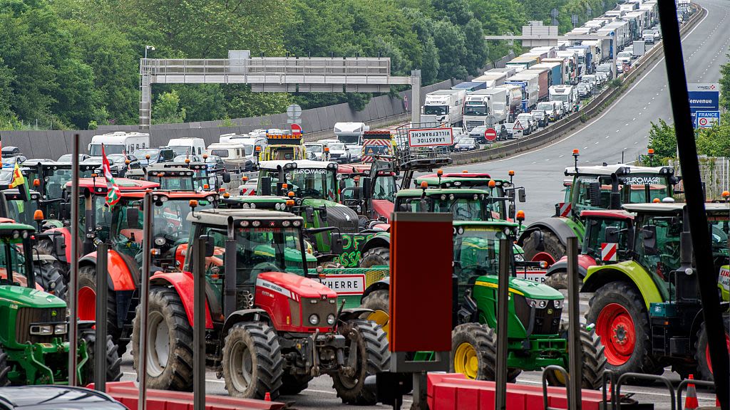 Farmers block Spanish-French border in major rally before EU elections