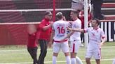 Repudiable: un padre saltó a la cancha para agredir a un jugador y su hijo tuvo que intervenir para llevárselo