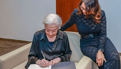 Janja assiste apresentação de Fernanda Montenegro em São Paulo e pede autógrafo da atriz