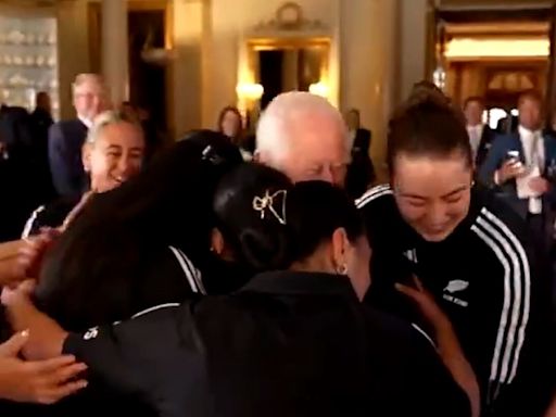 El tierno encuentro entre las jugadoras del equipo femenino de rugby de Nueva Zelanda con el Rey Carlos III: “¿Un abrazo?”