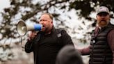 Comité de 6 de enero citará mensajes y correos de Alex Jones obtenidos en juicio por Sandy Hook, según informe