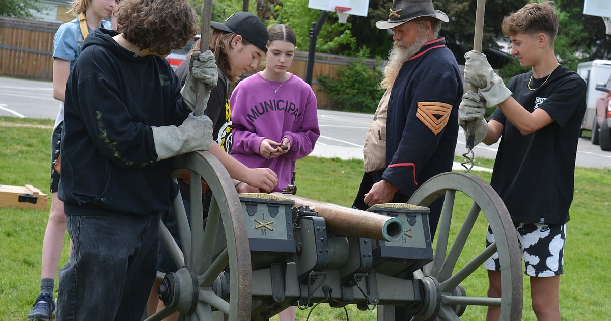 Cannon blasts from the past as Civil War reenactors visit Lakes Middle School