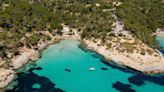 La espectacular playa nudista de Mallorca que está rodeada de naturaleza: una cala virgen de aguas tranquilas y arena blanca