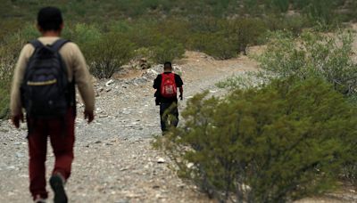 Migrantes cruzan por el desierto ante operativos en la frontera México-EE.UU. - El Diario NY