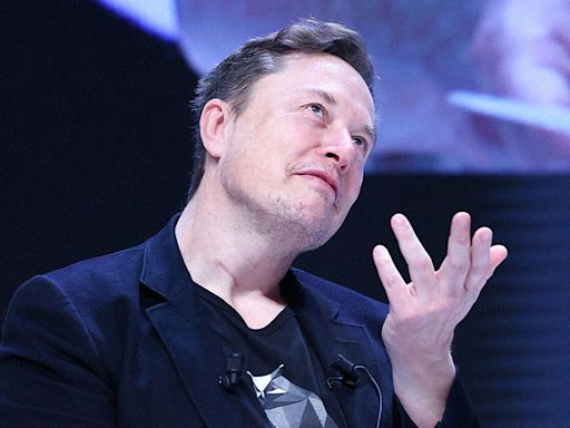 Elon Musk Begs Advertisers to Return as Twitter's Revenue Plunges