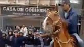 Chaco: manifestantes a caballo se enfrentaron con la Policía y uno de ellos intentó ingresar a la Casa de Gobierno