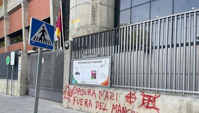 Aparecen pintadas vandálicas en el Polideportivo Juan Carlos I