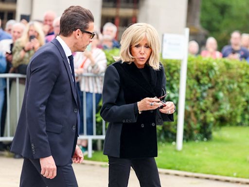 Brigitte Macron déchaînée à l’Elysée : grosses lunettes et grosses baskets, elle est la seule à mettre l'ambiance sur le dancefloor