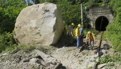 150噸重巨石砸軌道 台鐵出動怪手擊碎「最快明日搶通」