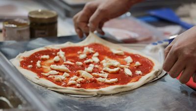 La mejor pizza ‘gourmet’ de España lleva pistachos y carabineros y se puede comer en Valencia