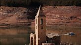 Torre de igreja ressurge após reservatório secar na Espanha