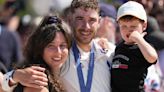 Victor Koretzky en argent aux JO de Paris 2024 : le champion français fête son titre avec sa femme Léa et leur adorable fils