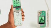 HMD 攜手海尼根推出The Boring Phone復古翻蓋手機：2.8 吋 QVGA 螢幕，30 萬像素鏡頭還內建貪吃蛇遊戲