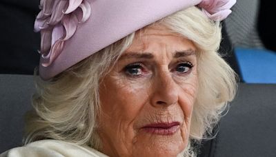 La reina Camilla, con los ojos llenos de lágrimas y junto a Carlos III en el 80 aniversario del Día D